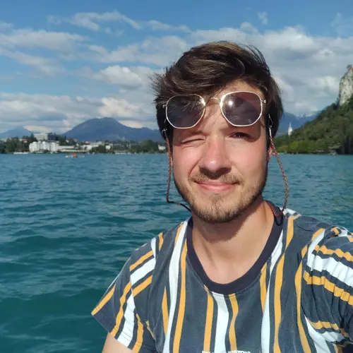 Mitchell op in boot in een meer